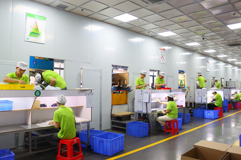 硅膠制品成型產(chǎn)線(xiàn)油壓機(jī)臺(tái)